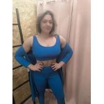 conjunto feminino de três peças em azulão, composto por top cropped, calça ajustada e casaco longo.