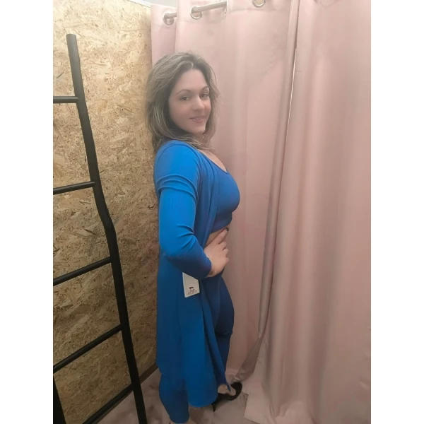 conjunto feminino de três peças em azulão, composto por top cropped, calça ajustada e casaco longo.