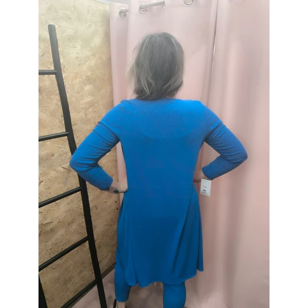 Conjunto feminino de três peças em azulão, composto por top cropped, calça ajustada e casaco longo.