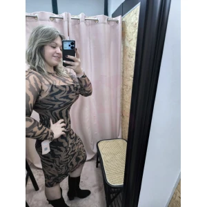 Vestido Mystic Glam com mangas longas e tecido transparente