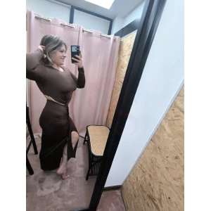 o Vestido Eclipse Elegante com fenda e detalhe na cintura.