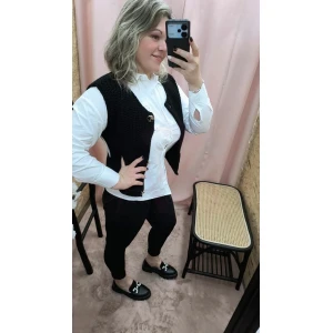 Colete Classic Gold preto com botões dourados e bolsos frontais