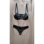Conjunto Savage Elegance de lingerie com padrão leopardo e detalhes em renda.