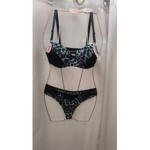 Conjunto Savage Elegance de lingerie com padrão leopardo e detalhes em renda.