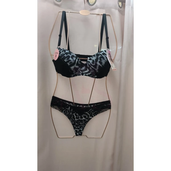 Conjunto Savage Elegance de lingerie com padrão leopardo e detalhes em renda.