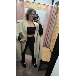 Capa Essencial feminina em tecido leve para outono e inverno