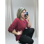 Blusa bordeuax feminina moderna e sofisticada, com colar colorido.