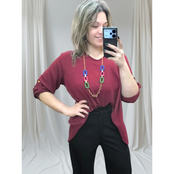 Blusa bordeuax feminina moderna e sofisticada, com colar colorido.