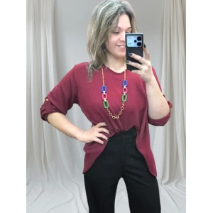 Blusa bordeuax feminina moderna e sofisticada, com colar colorido.