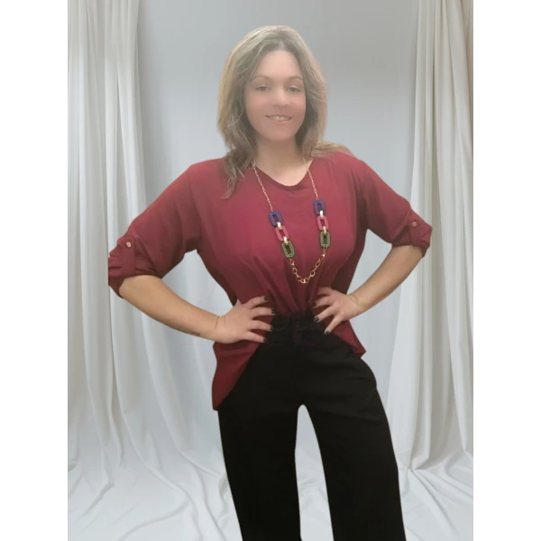 Blusa bordeuax feminina moderna e sofisticada, com colar colorido.