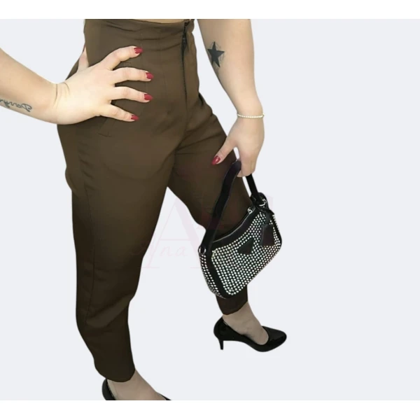 Calça modelo Zara disponível em várias cores e tamanhos, com corte sofisticado e caimento impecável.