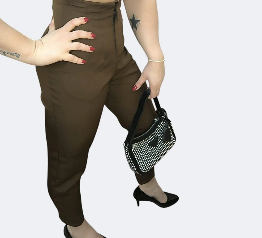 Imagem WhatsApp 2025-03-14 às 16.05.11_5dd538bf Calça modelo Zara disponível em várias cores e tamanhos, com corte sofisticado e caimento impecável.
