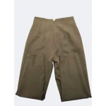 Calça modelo Zara disponível em várias cores e tamanhos, com corte sofisticado e caimento impecável.