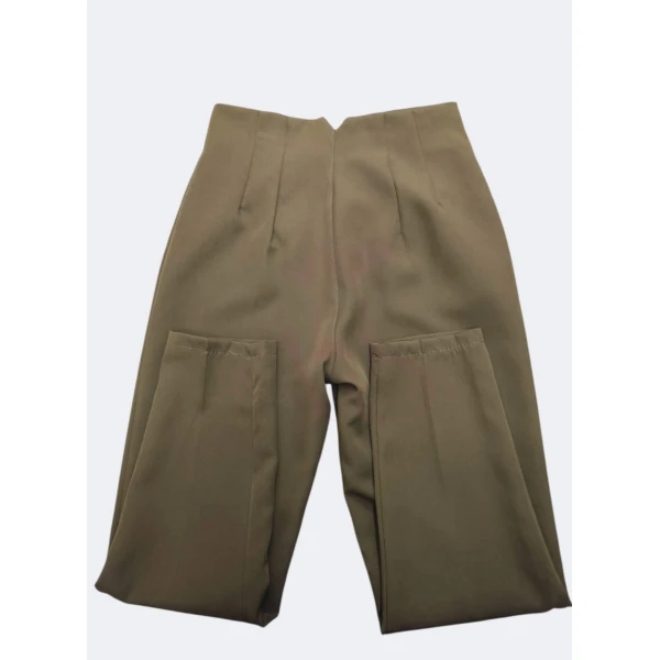 Calça modelo Zara disponível em várias cores e tamanhos, com corte sofisticado e caimento impecável.