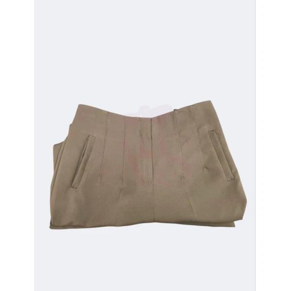 Calça modelo Zara disponível em várias cores e tamanhos, com corte sofisticado e caimento impecável.