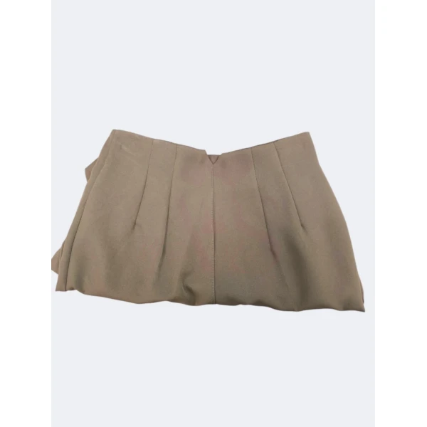 Calça modelo Zara disponível em várias cores e tamanhos, com corte sofisticado e caimento impecável.