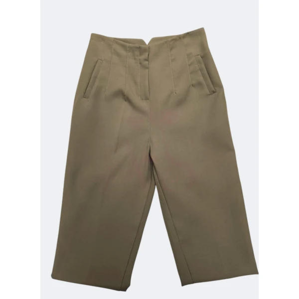 Calça modelo Zara disponível em várias cores e tamanhos, com corte sofisticado e caimento impecável.