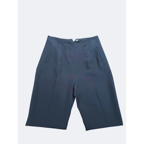 Calça modelo Zara disponível em várias cores e tamanhos, com corte sofisticado e caimento impecável.