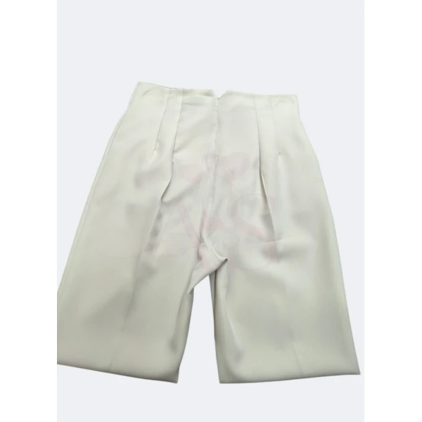 Calça modelo Zara disponível em várias cores e tamanhos, com corte sofisticado e caimento impecável.