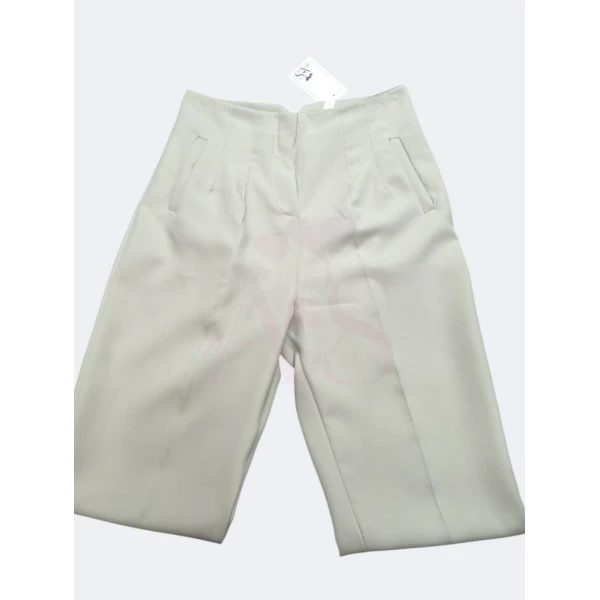 Calça modelo Zara disponível em várias cores e tamanhos, com corte sofisticado e caimento impecável.