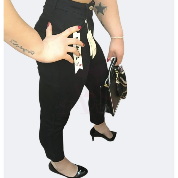 Calça mon fit feminina com modelagem ajustada e tecido elástico. Disponível nas cores preta e bege.