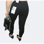 Calça mon fit feminina com modelagem ajustada e tecido elástico. Disponível nas cores preta e bege.