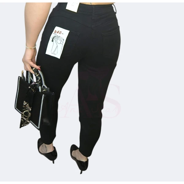Calça mon fit feminina com modelagem ajustada e tecido elástico. Disponível nas cores preta e bege.