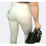 Calça mon fit feminina com modelagem ajustada e tecido elástico. Disponível nas cores preta e bege.