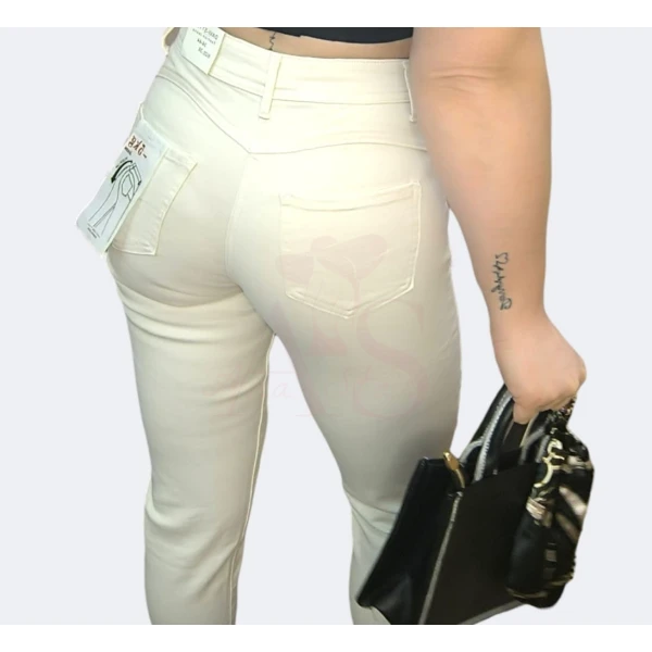 Calça mon fit feminina com modelagem ajustada e tecido elástico. Disponível nas cores preta e bege.