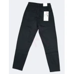 Calça mon fit feminina com modelagem ajustada e tecido elástico. Disponível nas cores preta e bege.