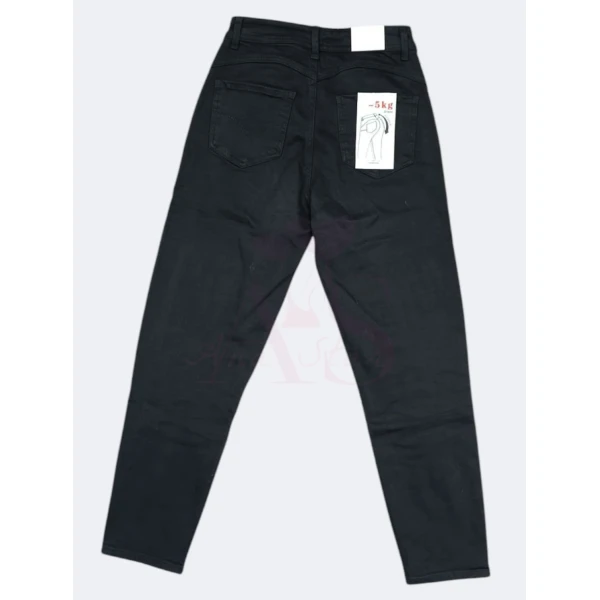 Calça mon fit feminina com modelagem ajustada e tecido elástico. Disponível nas cores preta e bege.