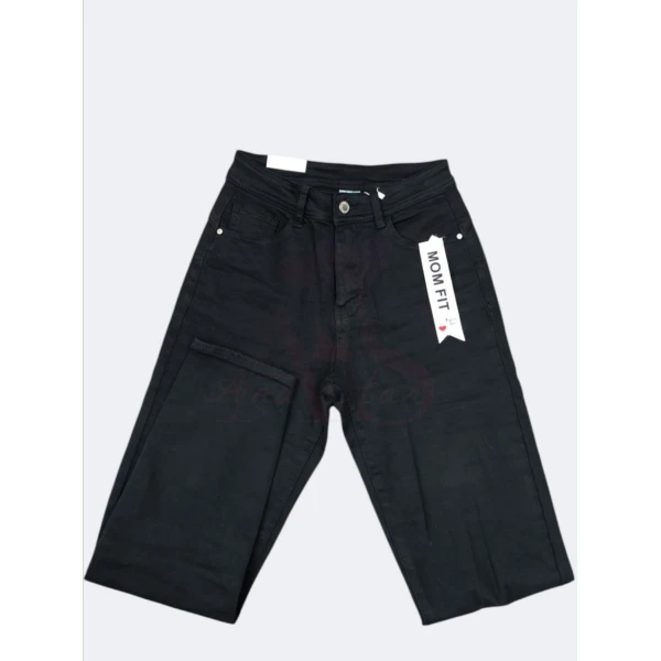 Calça mon fit feminina com modelagem ajustada e tecido elástico. Disponível nas cores preta e bege.