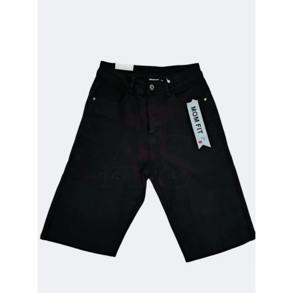 Calça mon fit feminina com modelagem ajustada e tecido elástico. Disponível nas cores preta e bege