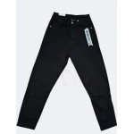 Calça mon fit feminina com modelagem ajustada e tecido elástico. Disponível nas cores preta e bege