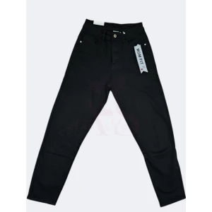Calça mon fit feminina com modelagem ajustada e tecido elástico. Disponível nas cores preta e bege