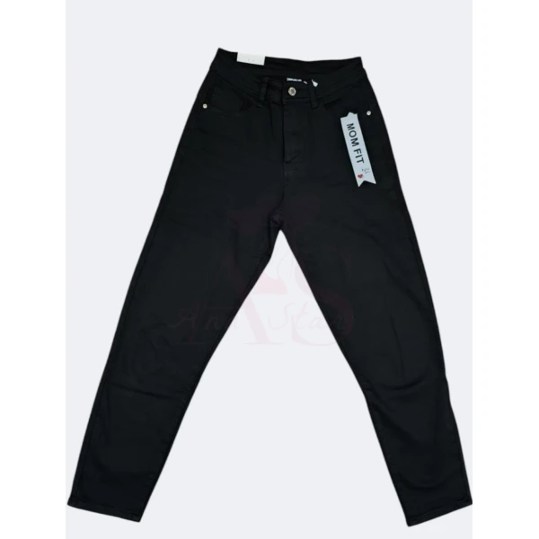 Calça mon fit feminina com modelagem ajustada e tecido elástico. Disponível nas cores preta e bege