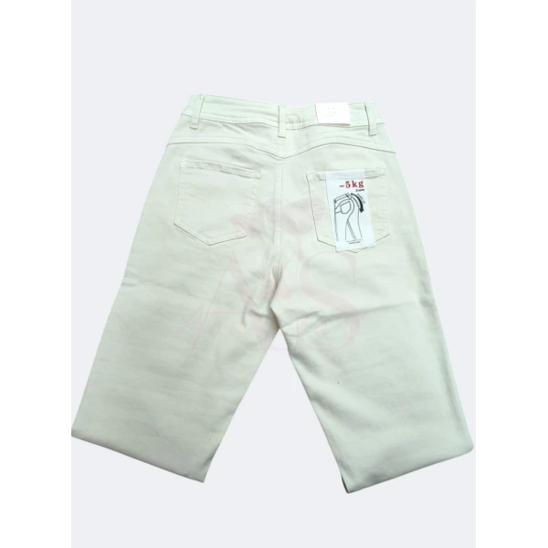 Calça mon fit feminina com modelagem ajustada e tecido elástico. Disponível nas cores preta e bege.