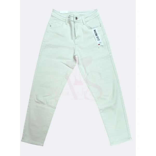 Calça mon fit feminina com modelagem ajustada e tecido elástico. Disponível nas cores preta e bege.