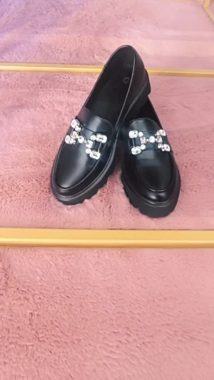 Mocassim preto feminino com corrente prateada