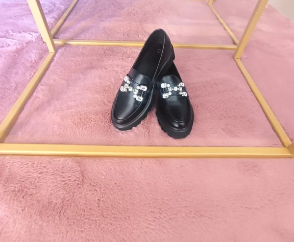 Mocassim preto feminino com corrente prateada