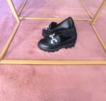 Mocassim preto feminino com corrente prateada