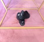 Mocassim preto feminino com corrente prateada