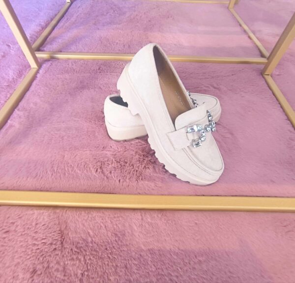 Mocassim bege feminino com corrente prateada