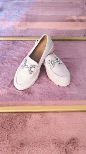 Mocassim bege feminino com corrente prateada