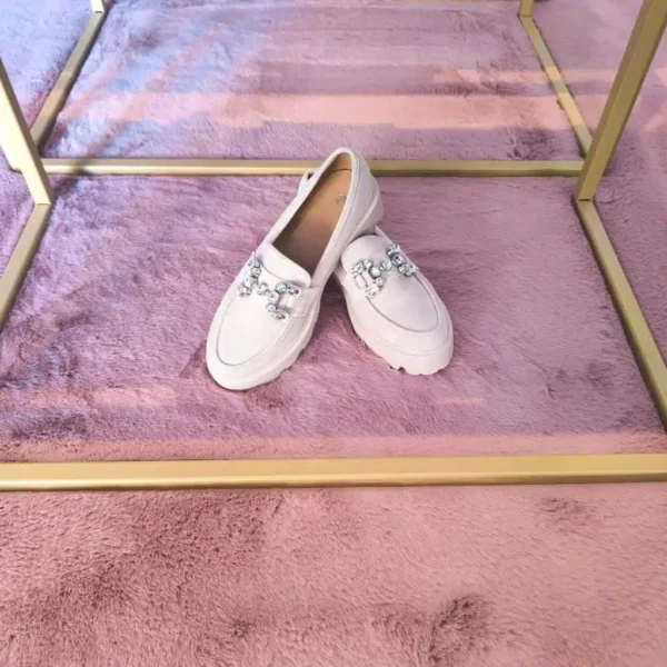 Mocassim bege feminino com corrente prateada