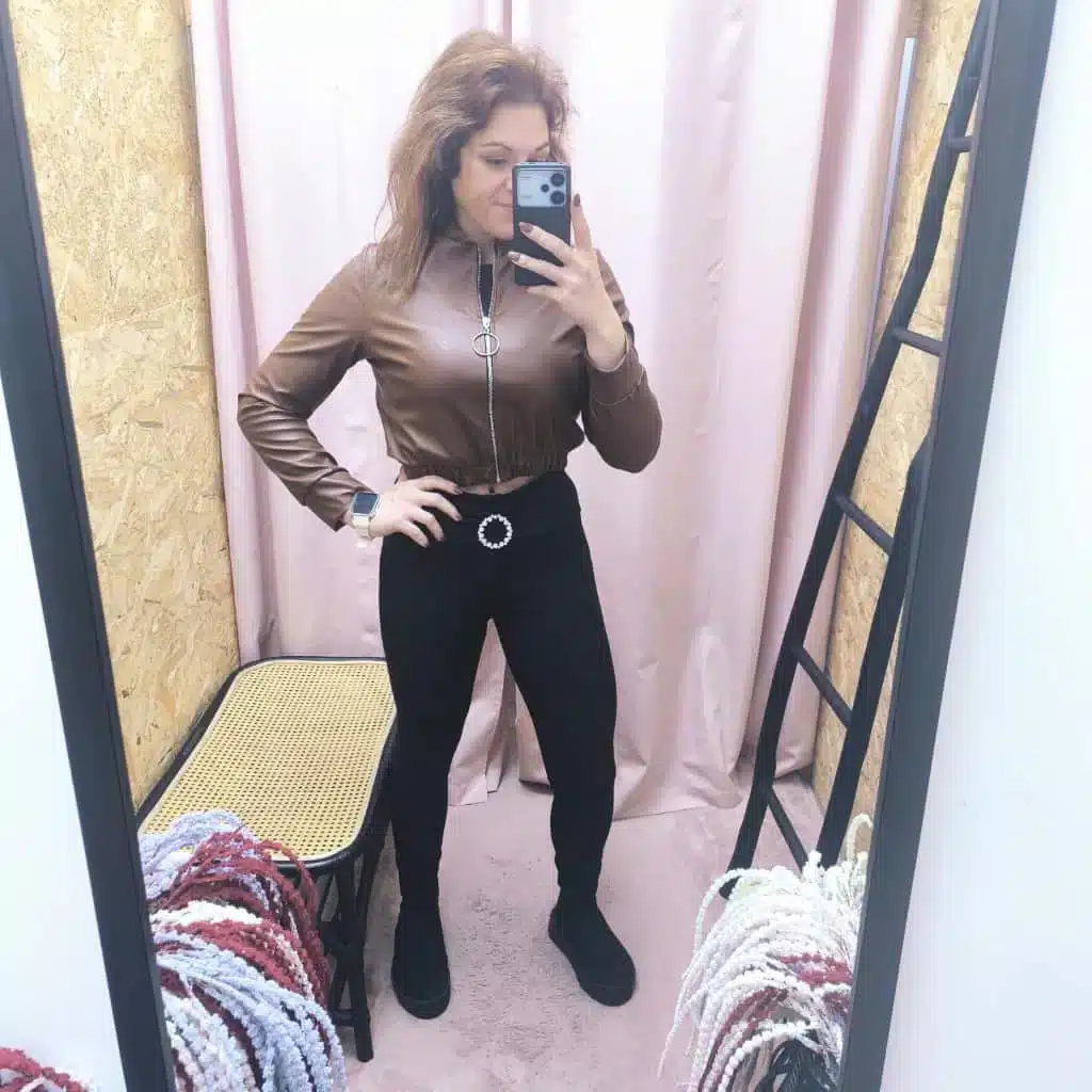 Casaco Eclipse – Elegância em cada detalhe 1 Casaco Eclipse em polipele com detalhe metálico