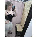 Modelo a usar o Corpete Seduction Glam com aplicações prateadas e transparência elegante.