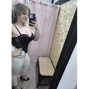 Modelo a usar o Corpete Seduction Glam com aplicações prateadas e transparência elegante.