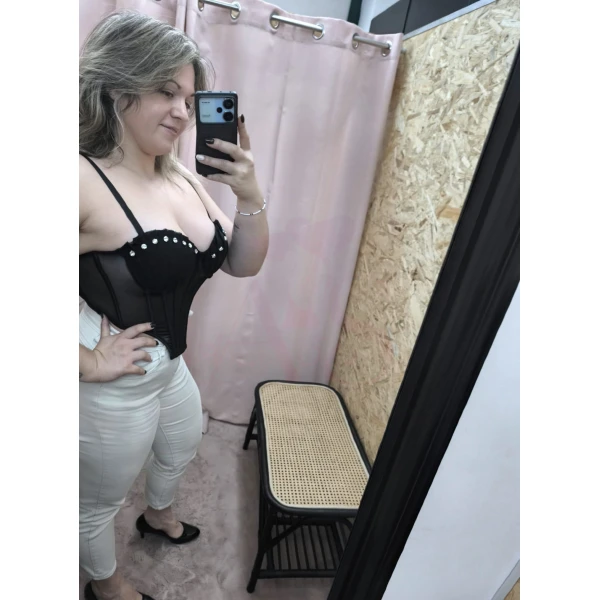 Modelo a usar o Corpete Seduction Glam com aplicações prateadas e transparência elegante.