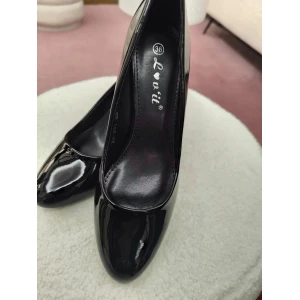 Sapatos Eternal Shine com acabamento envernizado e salto médio